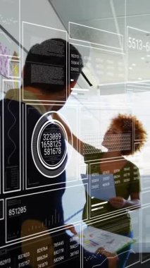 Çeşitli iş adamlarının iş görüşmeleri üzerine veri işleme ve diyagramların animasyonu. Küresel iş ve dijital arayüz kavramı, dijital olarak oluşturulmuş video.