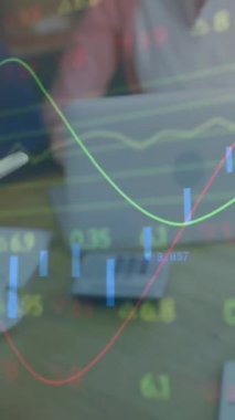 Grafiklerin animasyonu ve çeşitli iş arkadaşlarının kahve içip teknolojiyi kullanması. Dijital bileşik, çoklu pozlama, iş, rapor, borsa ve büyüme kavramı.