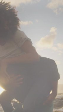 Sahilde kucaklaşan Afro-Amerikan çifti yerine Fransa bayrağının animasyonu. Fete nationale francaise, vatanseverlik ve dijital olarak üretilen kutlama konsepti.