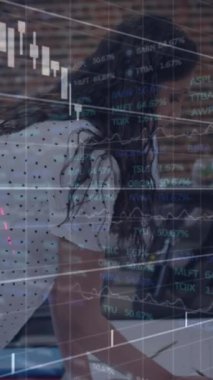 Ofisteki iş kadınıyla ilgili finansal veri işleme animasyonu. küresel iş, finans, bağlantılar ve dijital arayüz konsepti dijital olarak oluşturulmuş video.