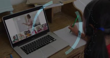 Sanal eğitime katılan çocuk notlar yazıyor, asma kilidin güvenliği sağladığını görüyor. Edtech, uzaktan eğitim, siber güvenlik, dijital sınıf, çevrimiçi eğitim, e-öğrenme, teknoloji