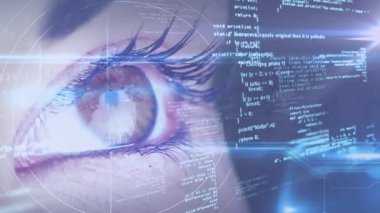 Teknoloji analisti göz beliriyor ve holografik kodlu halkaları taramaya başlıyor. Fütürist, nöral, arayüz, siber güvenlik, dijital, yenilik, vizyon