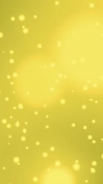 Sarı zemin üzerinde yüzen çoklu altın şekillerin animasyonu. Sarı ışıklar dijital bileşim.