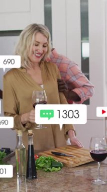 Farklı yaşlılar yemek yaparken medya simgelerinin canlandırılması. Huzurevi takılma ve dijital arayüz konsepti dijital olarak oluşturulmuş video.