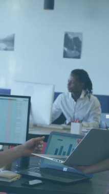 Muhtelif meslektaşların ofiste iş görüşmesi üzerine finansal veri işleme animasyonu. Küresel iş, finans, bilgisayar ve dijital arayüz kavramı dijital olarak oluşturulmuş video.