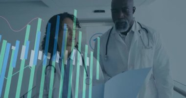 Kadın doktor, erkek doktor tableti tıkırdatırken, verileri güncellerken ve analiz ederken rapor tutuyor. Tıbbi, işbirliği, teknoloji, tanı, sağlık, veri, meslek