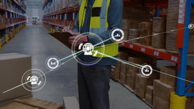 Depo çalışanı panoya bakıyor ve koridorda yazıyor. Tedarik zinciri ağını gözünde canlandırıyor. Lojistik, envanter, veri, sanayi, analitik, tedarik zinciri, teknoloji