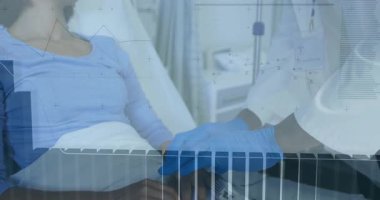 Erkek doktor hastanın nabzını kontrol ediyor sonra serumu ayarlıyor ve canlandırılmış damlalarla infüzyonu başlatıyor. Tıbbi, sağlık, klinik, tanı, tedavi, profesyonel, muayene