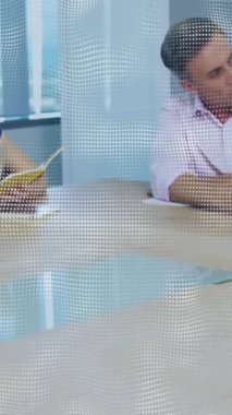 Dijital kaynakların, ağların ve teknolojilerin kullanımı, bir konferans odası ortamında yöneticiler arasındaki etkileşimlerin basitleştirilmesine yardımcı olabilir. Küresel iş veri işleme bağlantıları teknoloji ve dijital arayüz konsepti dijital olarak oluşturulmuş video.