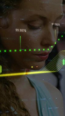 Ofisteki çeşitli erkek ve kadın meslektaşlar üzerinde finansal veri işleme animasyonu. Küresel iş, finans, bilgisayar ve dijital arayüz kavramı dijital olarak oluşturulmuş video.