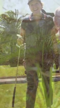 Golf sahasında golf oynayan yaşlı beyaz bir çiftin üzerindeki ağaçların animasyonu. global sporlar, golf ve sağlıklı yaşam tarzı konsepti dijital olarak oluşturulmuş video.