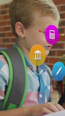 Okul animasyonları, okul kitaplarına bakan mutlu okul çocuklarının üzerinde. Arkadaşlık, okul, eğitim, çocukluk ve öğrenme, dijital olarak oluşturulmuş video.