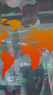 Değişik kadın iş arkadaşlarının fikir alışverişinde bulunması üzerine numara ve haritanın animasyonu. Dijital bileşik, çoklu pozlama, küresel, ofis, borsa, takım çalışması ve teknoloji kavramı.