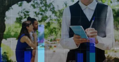 Sunucu yemek siparişi veren çiftleri dinliyor ve animasyon restoran grafikleri çizerken notlar yazıyor. Misafirperverlik, müşteri hizmetleri, iletişim, veri görselleştirme, açık hava yemekleri, profesyonellik, teknoloji entegrasyonu