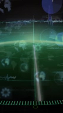 Okulda dijital dünya haritasıyla birlikte animasyon, fütüristik radar ekranı gösteriliyor. technology, innovation, data, education, analysis, interface