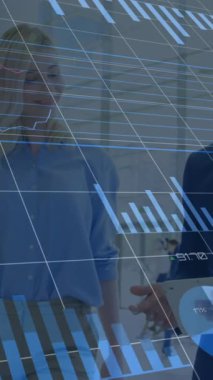 Çeşitli iş adamlarının konuşmaları üzerine veri işleme animasyonu. küresel iş, finans, bağlantılar ve dijital arayüz konsepti dijital olarak oluşturulmuş video.