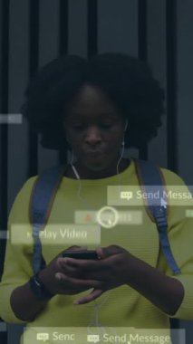 Bildirimler ve sosyal medya akıllı telefon kullanan bir kadın için animasyon. Bağlantı, iletişim, teknoloji, mesajlaşma, çevrimiçi, dijital