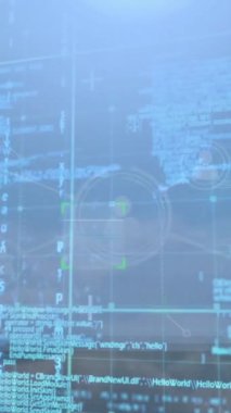 Mavi gökyüzüne karşı profil simgelerinin ve veri işleme ağının taranmasının animasyonu. Küresel ağ ve iş teknolojisi kavramı