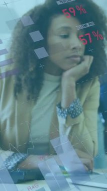 Ofiste çalışan Afro-Amerikan iş kadınının veri işleme animasyonu. Küresel iş, bilgisayar, dijital arayüz ve veri işleme kavramı dijital olarak oluşturuldu.