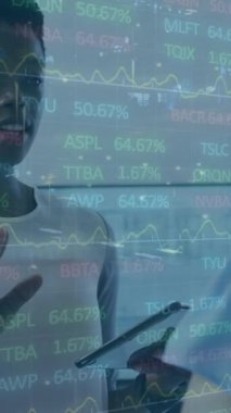 Ofisteki çeşitli iş adamları üzerinde finansal veri işleme animasyonu. Küresel iş, finans, bilgisayar ve veri işleme kavramı dijital olarak oluşturulmuş video.