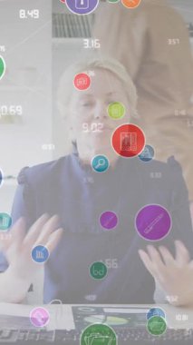 Beyaz bir kadının ofisinde görüntülü konuşma yapan ikonların canlandırması. İş, iletişim, teknoloji ve finans kavramı dijital olarak oluşturulmuş video.