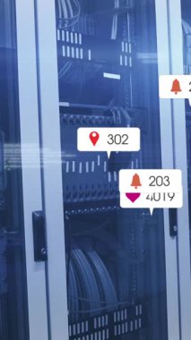 Sosyal medya simgelerinin ve bilgisayar sunucularındaki afişlerin animasyonu. küresel ağ, sosyal medya, teknoloji ve dijital arayüz kavramı dijital olarak oluşturulmuş video.