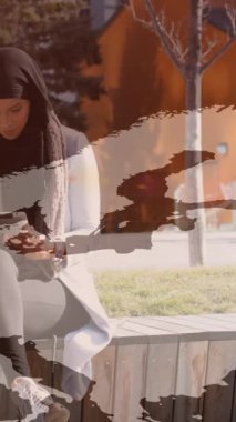 Animasyon, dünya haritası üzerinde sokakta tablet kullanan Asyalı kadın tesettürü. iletişim teknolojisi ve iletişimi sürdürmek, dijital olarak oluşturulmuş video.