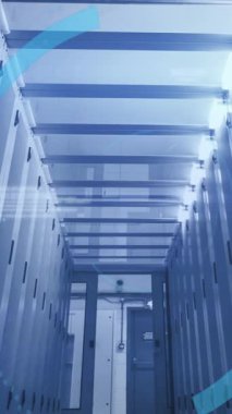 Sunucular üzerinde daireler çizerek dijital asma kilidin animasyonu. Ağ, veri güvenliği ve dijital güvenlik konsepti dijital olarak oluşturulmuş video.