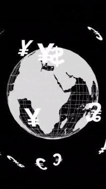 Siyah arkaplan üzerinde veri işleme olan para birimi simgelerinin ve kürenin animasyonu. Küresel finans, iş, bağlantılar, hesaplama ve veri işleme kavramı dijital olarak oluşturulmuş video.