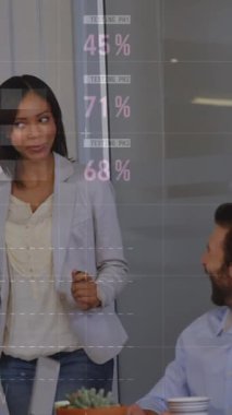 Sunum sırasında çeşitli iş adamlarının grafiklerinin animasyonu. İş, finans ve ekonomi kavramı dijital olarak oluşturulmuş video.