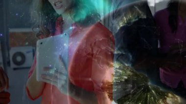 Proje ekibi grup üzerinde yıldız alanını başlatıyor. Veri nebulasını Dünya 'nın dönüşümüne dönüştürüyor. İşbirliği, takım çalışması, yenilik, dijital, fütüristik, ağ, teknoloji