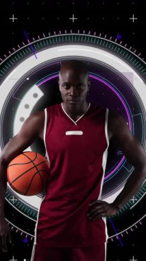 Erkek basketbol oyuncusuyla dürbün tarama ve veri işleme animasyonları. global spor, rekabet teknolojisi ve dijital arayüz konsepti dijital olarak oluşturulmuş video.