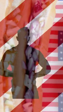 Sosisli sandviçlerin üzerinde beyaz ve kırmızı çizgiler ve insan silueti canlandırması. Başkanlık Günü, bağımsızlık günü ve dijital olarak üretilen Amerikan vatanseverliği konsepti.