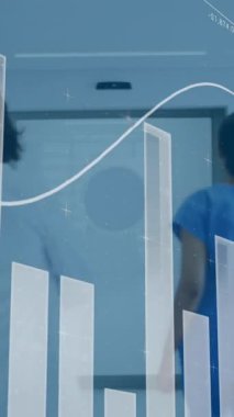 Finansal grafiklerin animasyonu farklı kadın doktorların koşuşunun arka planında. ekonomi, finans, sağlık ve tıp konsepti dijital olarak oluşturulmuş video.