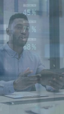 Ofisteki çeşitli iş adamları üzerinde finansal veri işleme animasyonu. Küresel finans, iş, bağlantılar, hesaplama ve veri işleme kavramı dijital olarak oluşturulmuş video.