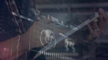 Teknoloji laboratuarında üst düzey yönetici tıkırtısı ve tablet araklama radar ve dünya haritası örtüşmeleri. Teknoloji, veri görselleştirme, etkileşimli, yenilik, dijital arayüz, analiz, fütürizm