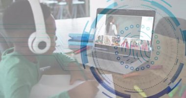 Öğrenci çevrimiçi ders için kulaklık takıyor, not alıyor, bilgisayardaki veri grafiklerini görüyor. Eğitim, e-öğrenme, teknoloji, uzaktan kumanda, gençlik, dijital, odaklanma