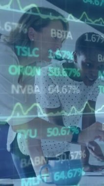 Ofisteki iş kadınları üzerinde finansal veri işleme animasyonu. Küresel finans, iş ve veri işleme kavramı dijital olarak oluşturulmuş video.