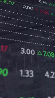 Finansal veri işleme animasyonları grafik ve çizelgeler üzerinde siyah arkaplan üzerinde. Küresel iletişim, iş, veri ve dijital arayüz kavramı dijital olarak oluşturulmuş video.