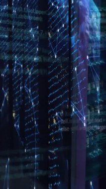 Sunucu odasında veri işleme ve küre animasyonu. küresel iş ve dijital arayüz kavramı dijital olarak oluşturulmuş video.