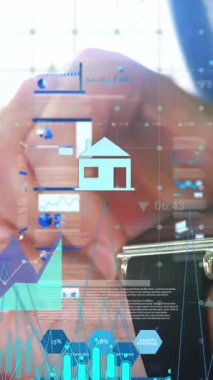 Akıllı telefon kullanan beyaz iş adamının finansal veri işleme animasyonu. Küresel iş, finans, bilgisayar ve veri işleme kavramı dijital olarak oluşturulmuş video.