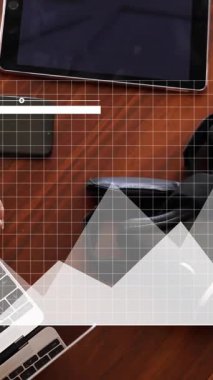 Beyaz adamın dizüstü bilgisayarı kullanarak veri işleme animasyonu. Dijital olarak oluşturulmuş küresel yapay zeka, bağlantılar, hesaplama ve veri işleme kavramı.