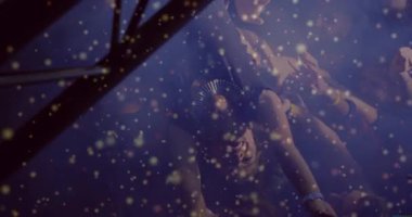 Kalabalık kadını kalabalık sörf yapmak için sahne altında havaya kaldırıyor, konfeti dumanından taşıyor. Seyirci, festival, canlı, enerjik, neşeli, atmosfer, kutlama