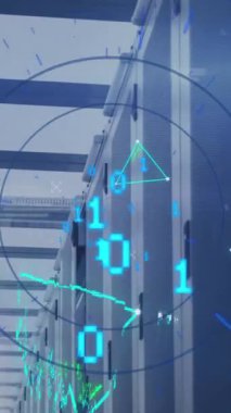 İkili kodların daireler üzerinde canlandırılması ve sunucu odasına karşı şekillenen birleşik noktalar. Dijital bileşik, çoklu pozlama, iletişim, kodlama, ağ, veri sunucusu ve teknoloji.