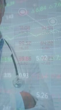 Bu videoda hastanede kolları çapraz duran bir doktor var. Videoda küresel iş, teknoloji ve dijital olarak üretilen video veri işleme kavramı ele alınıyor. Borsa ve işlem süreçlerinin animasyonu da gösteriliyor.