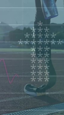 Yarış pistinde koşan engelli bir erkek sporcunun dijital veri işleme animasyonu. global spor, rekabet, engellilik ve dijital arayüz kavramı dijital olarak oluşturulmuş video.