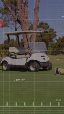 Değişen numaralarla grafiğin animasyonu, golf sahasında kadın oyuncuya ders veren beyaz bir adam. Dijital bileşik, çoklu pozlama, rapor, iş, büyüme, spor ve rekabet kavramı.