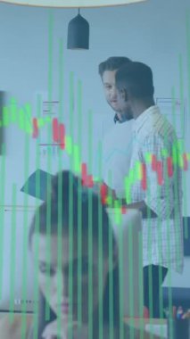 Ofisteki çeşitli iş adamları üzerinde finansal veri işleme animasyonu. Küresel iş, finans, bilgisayar ve veri işleme kavramı dijital olarak oluşturulmuş video.