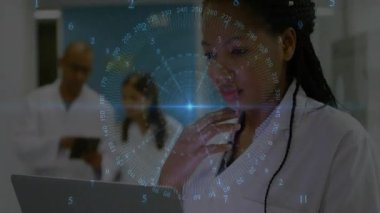 Dişi doktor dizüstü bilgisayarını dinliyormuş. Bu da holografik çizelgenin tıbbi inceleme için açılmasına neden olmuş. Tıbbi, teknoloji, fütürizm, sağlık, işbirliği, yenilik, teşhis