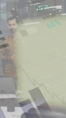 Ofisteki çeşitli iş adamları üzerinde istatistik ve finansal veri işleme animasyonu. Küresel iş, finans ve veri işleme kavramı dijital olarak oluşturulmuş video.